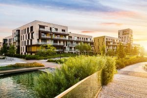 Sfeerbeeld van een appartementencomplex aan het water