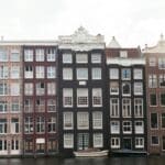 foto van grachtenpanden in Amsterdam